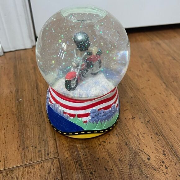 Betty Boop American Rider musical snow globe - Picture 5 of 5